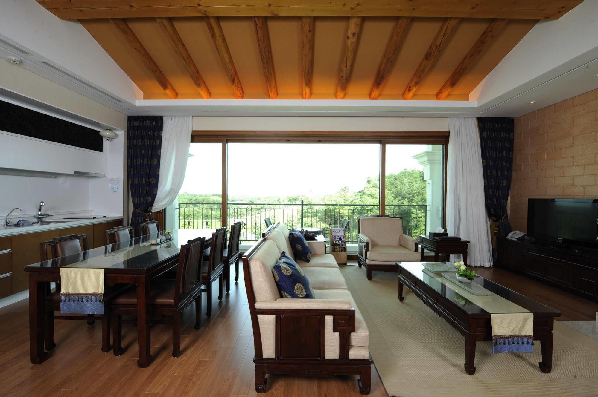 Pineridge Hotel Sokcho Bagian luar foto