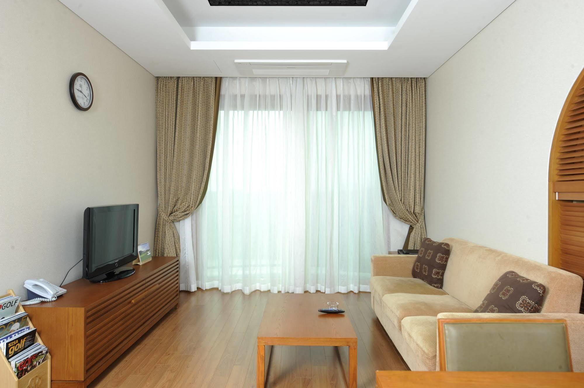 Pineridge Hotel Sokcho Bagian luar foto