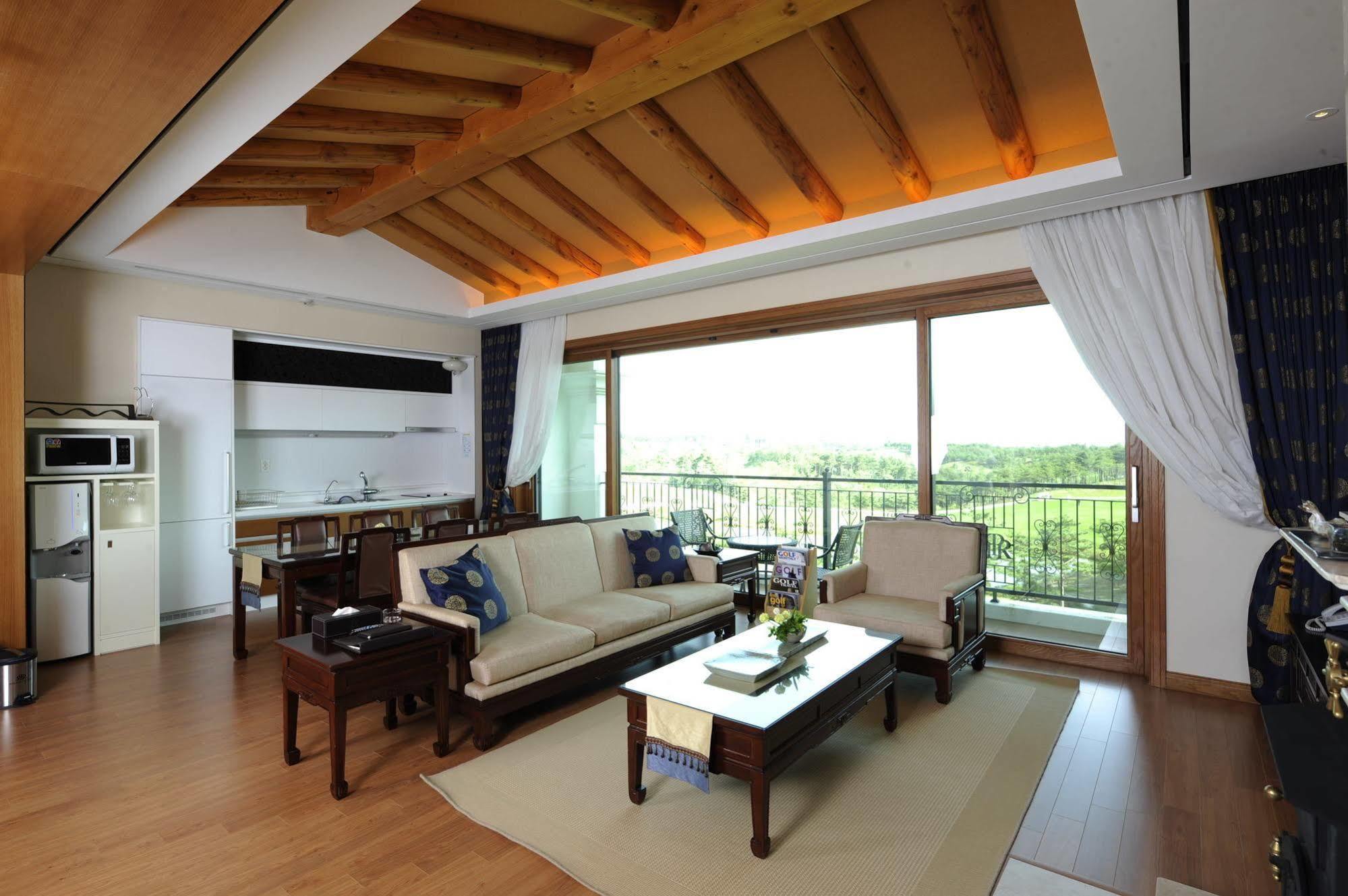 Pineridge Hotel Sokcho Bagian luar foto