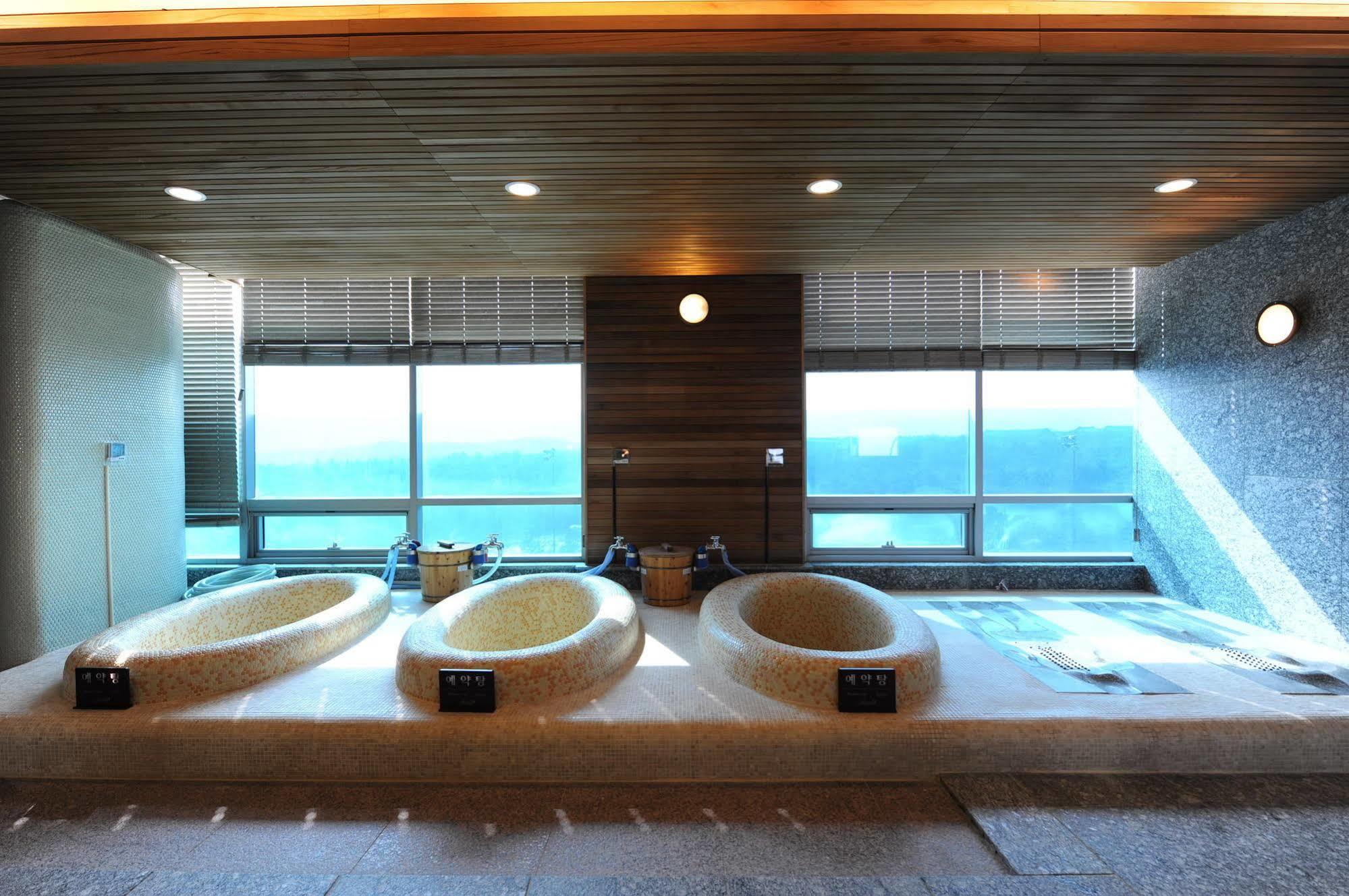 Pineridge Hotel Sokcho Bagian luar foto