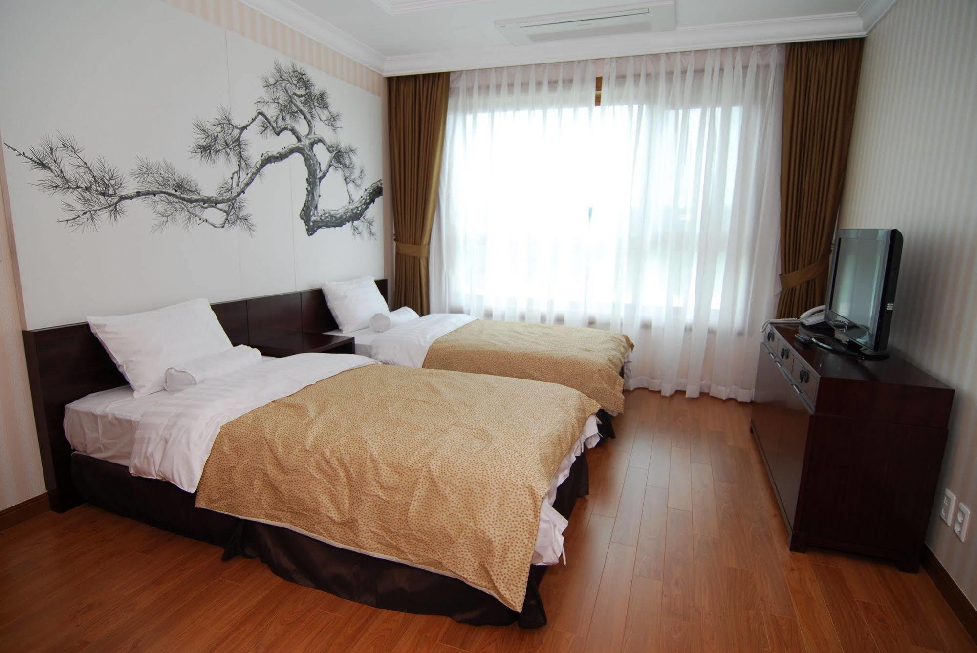 Pineridge Hotel Sokcho Bagian luar foto