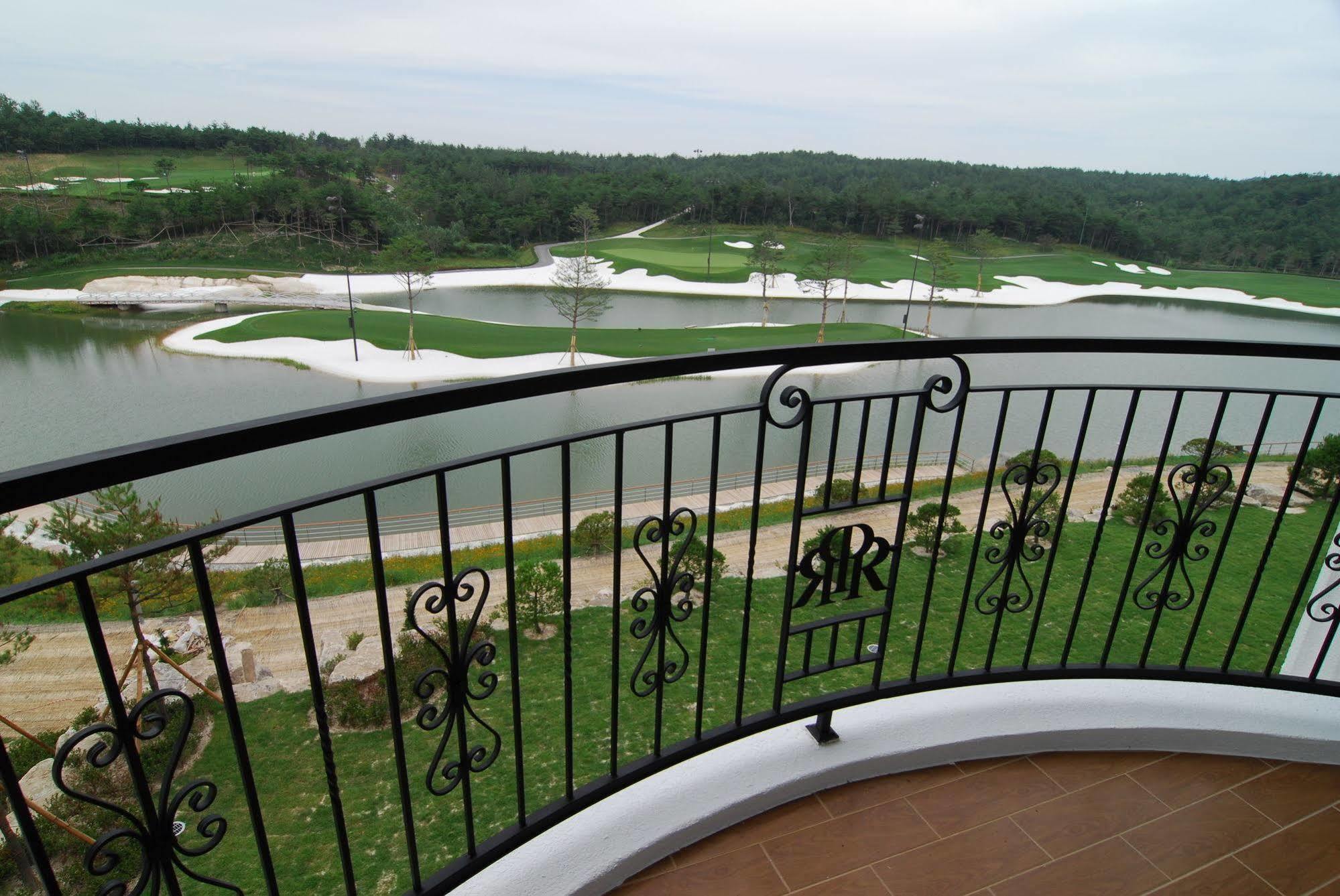 Pineridge Hotel Sokcho Bagian luar foto